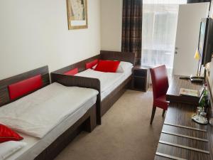 Un pat sau paturi într-o cameră la EA Hotel Crystal Palace