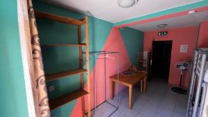 Cucina o angolo cottura di Why Me Eco-friendly Hostel