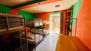 Camera con diversi letti a castello. di Why Me Eco-friendly Hostel a Tbilisi City