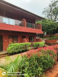 マハバレシュワールにあるHotel Green Crystalの花の多い建物