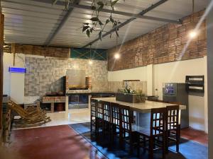 een grote keuken met een tafel en stoelen bij Casa BAMBU Club Simbal in Simbal +30 foto's