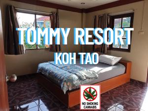 เตียงในห้องที่ Tommy Resort Koh Tao