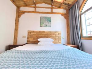 A bed or beds in a room at Just waiting for you-Tianmen mountαin-English reception-Book ticket service