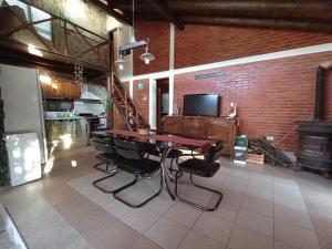 a kitchen with a table and chairs in a room at Casa familiar de Campo Arev in Las Rabonas