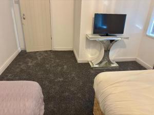 TV a/nebo společenská místnost v ubytování Room A in Selborne