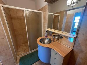 Et badeværelse på Villa au calme, piscine et vue imprenable