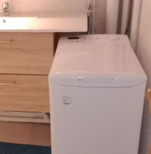 frigorifero bianco in cucina con lavandino di T1 meublé 300 m plage - 20 m des commerces ad Argelès-sur-Mer