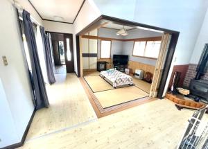 a view of a bedroom with a bed and a mirror at 富士見テラス山中湖マイペンライ in Yamanakako