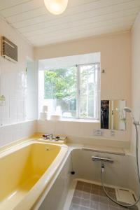 a bathroom with a tub and a window at 富士見テラス山中湖マイペンライ in Yamanakako +57 photos