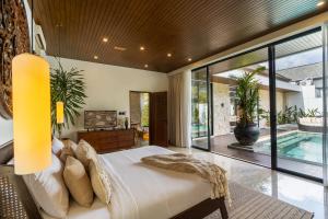 Bazén v ubytování Nococu Luxury Villa nebo v jeho okolí