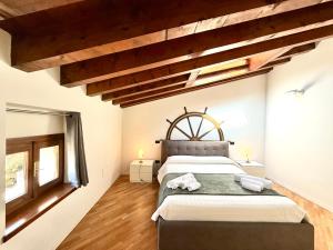 sypialnia z łóżkiem i dużym oknem w obiekcie Casa Vacanze Rachele w mieście Desenzano del Garda