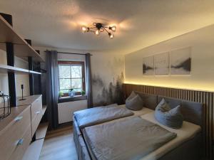 TV a/nebo společenská místnost v ubytování FeWo "Waldblick" und "Gartenblick" mit Pool und Kinderspielplatz