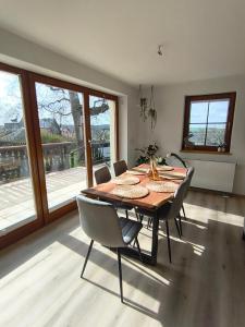 Fotografie z fotogalerie ubytování FeWo "Waldblick" und "Gartenblick" mit Pool und Kinderspielplatz v destinaci Dippoldiswalde