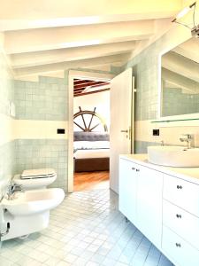 łazienka z toaletą i umywalką w obiekcie Casa Vacanze Rachele w mieście Desenzano del Garda +30 zdjęć