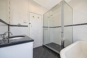 Ένα μπάνιο στο " Roseneath" Queen Room with Private Bathroom +10 φωτογραφίες