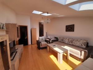 un soggiorno con un divano e un tavolo di Apartment Nesrine a Bihać