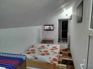 Un pat sau paturi într-o cameră la Camera dubla Tuzla cu baie proprie