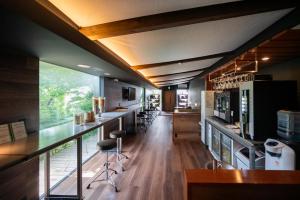 une salle de dégustation avec un bar et une grande fenêtre dans l'établissement Resort Hotel Moana Coast, à Naruto