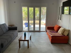 Una sala de estar con un sofá y una mesa de café. en Waters Edge, en Samos