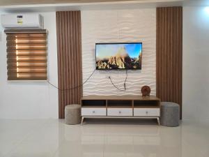 Μια τηλεόραση ή/και κέντρο ψυχαγωγίας στο Home in Buhangin