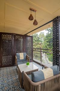 Posezení v ubytování Sandoz Palm Retreat - Mall Road, Mussoorie