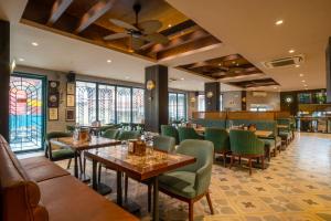 Posezení v ubytování Sandoz Palm Retreat - Mall Road, Mussoorie