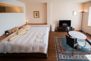 une chambre avec un lit, une table et un canapé dans l'établissement Resort Hotel Moana Coast, à Naruto 121 autres photos