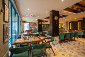 Posezení v ubytování Sandoz Palm Retreat - Mall Road, Mussoorie