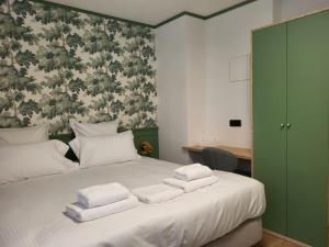 Ένα ή περισσότερα κρεβάτια σε δωμάτιο στο Hôtel du Golf De Jumièges