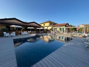 Bazén v ubytování Hotel Duca Della Corgna nebo v jeho okolí