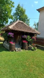 a small house with flowers in a yard at Konak Povlen in Prokići