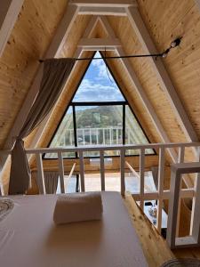 um quarto com uma grande janela num sótão em Panorama Pool Hills em Ledinci