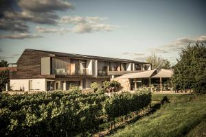 Taman di luar MALAT Weingut und Hotel