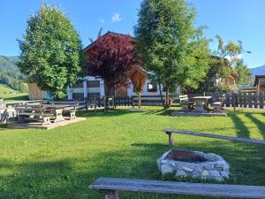 park z ławkami i drzewami oraz budynek w obiekcie Landhaus Fingerhof w mieście Flachau