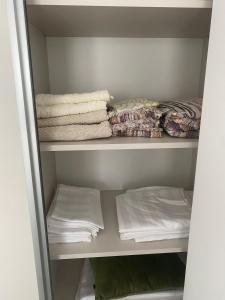 a closet filled with towels and folded towels at Home Away Bistrița in Bistriţa