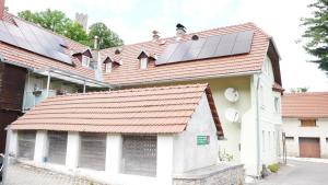 Budova, kde se prázdninový areál nachází