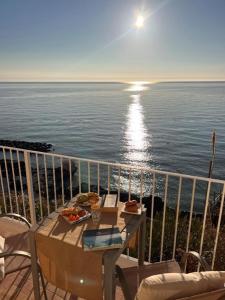 Una mesa en un balcón con vista al mar. en Dolce Vita Terrace On the Ocean - Veranda Sul Mare, en Vieste