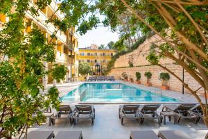 The swimming pool at or close to FLOR los Almendros Apartamentos