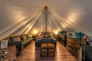 Una tienda de campaña con un sofá y una mesa en una habitación. en Mays Luxury Farmstay, en Los Gatos 277 fotos más