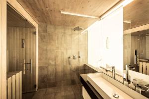 Bilik mandi di MALAT Weingut und Hotel