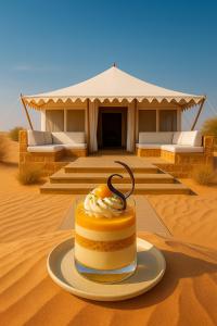 斋沙默尔Royal Adventure Jaisalmer Resort的沙漠中的盘子里的蛋糕