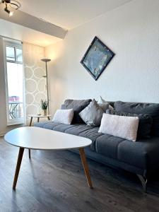 a living room with a couch and a coffee table at Ferienwohnung De Klüver in Dorum