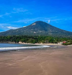 una montaña a lo lejos con una playa de arena en Apartamento Charlotte, en La Unión 17 fotos más