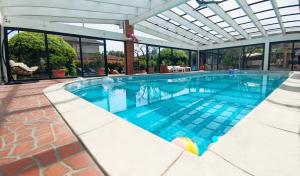 an indoor swimming pool with a swimming poolvisor at Fontana Oasis Apartment in Castelnuovo del Garda +53 photos