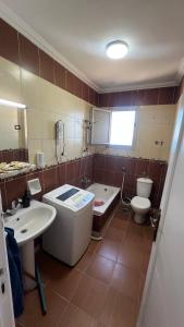 حمام في Panoramic Sea View ZAMZM Flat miami FAMILY ONLY شقة فندقية زمزم بانورما بشاطئ ميامي - الاسكندرية صف اول مباشر علي بحر - عائلات فقط