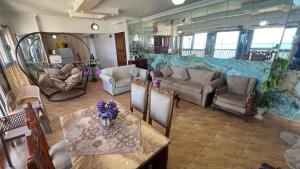 منطقة جلوس في Panoramic Sea View ZAMZM Flat miami FAMILY ONLY شقة فندقية زمزم بانورما بشاطئ ميامي - الاسكندرية صف اول مباشر علي بحر - عائلات فقط