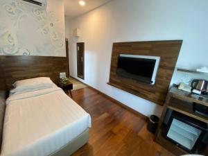 Ένα ή περισσότερα κρεβάτια σε δωμάτιο στο Serapi Hotel