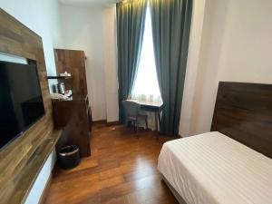 Ένα ή περισσότερα κρεβάτια σε δωμάτιο στο Serapi Hotel