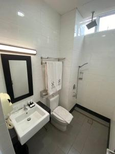Koupelna v ubytování Serapi Hotel + 26 fotografií