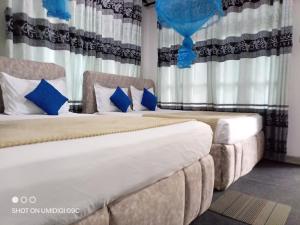 埃拉Summer Villa的两张位于酒店客房的床,配有蓝色枕头 更多32张照片